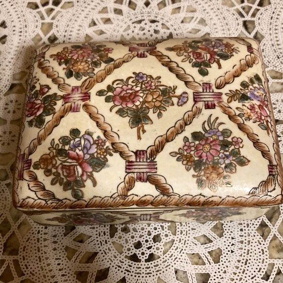 Vintage Porcelain Chinoiserie Decorative Trinket Box. Hand Painted with flowers - Picture 2 of 10